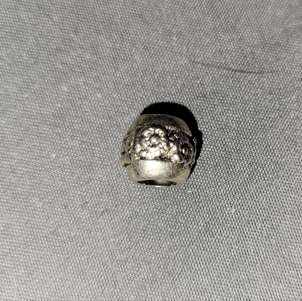 Pandora flower charm (not real)